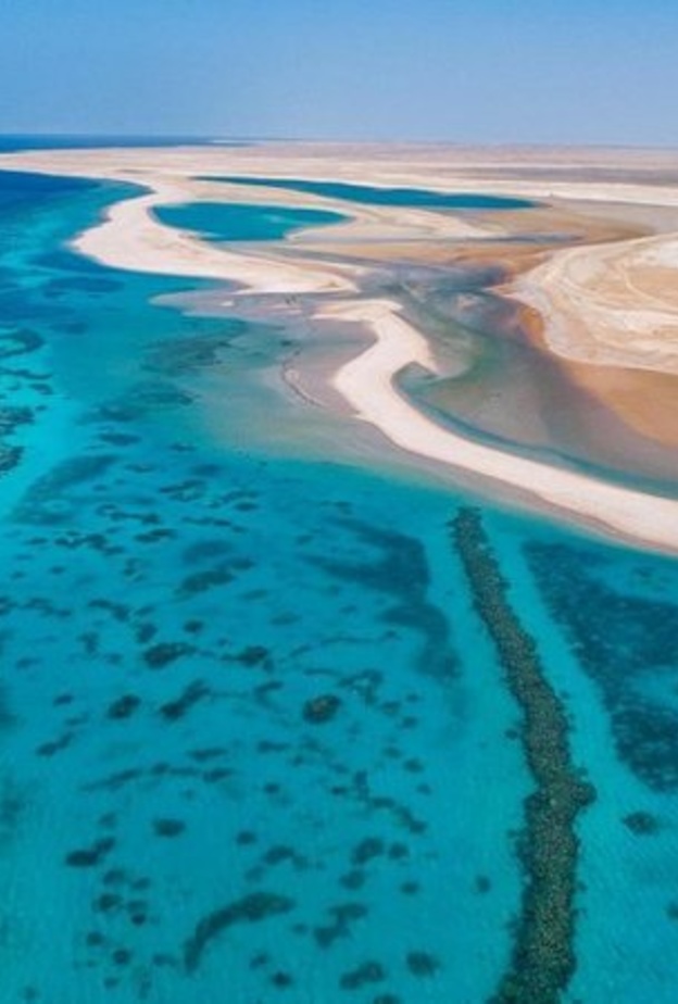 المياه الفيروزية تأسر القلوب - المصدر وكالة الأنباء السعودية