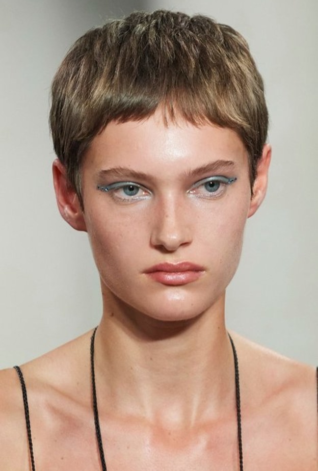 تعلّمي طرق وضع ألوان مكياج جريئة لسهرات الصيف