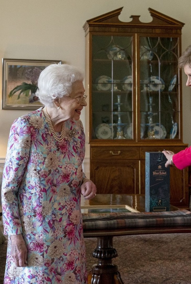 بدت إطلالة الملكة إليزابيث متألقة بالفستان الملوّن والمزيّن بنقشة الورود