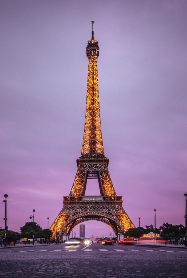 برج إيفل Eiffel Tower بواسطة Denys Nevozhai