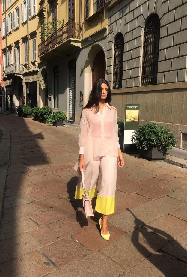 تارا عماد في تنسيق شبابي أكملته بحذاء باللون الأصفر