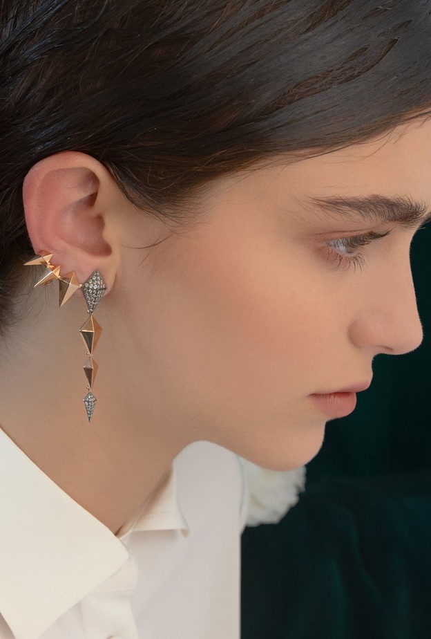 تصاميم أقراط غير متماثلة تعبر عن الجرأة والتميز في ربيع 2022