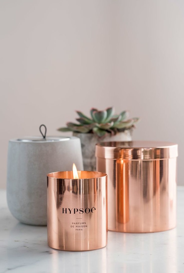 تصاميم شموع عطرية بأوعية نحاسية تليق بديكورات الحمامات