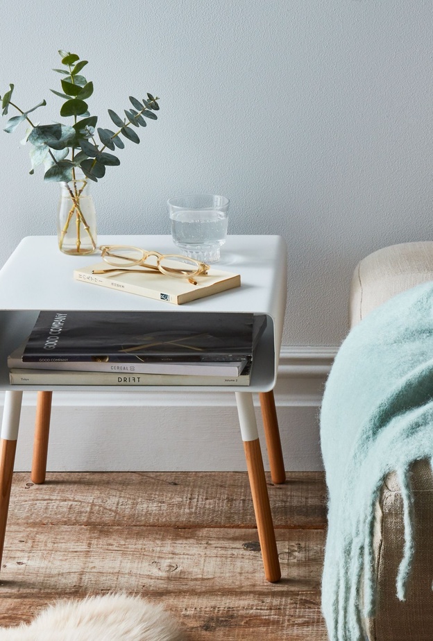 تصميم طاولة جانبية لغرف النوم من المعدن والخشب