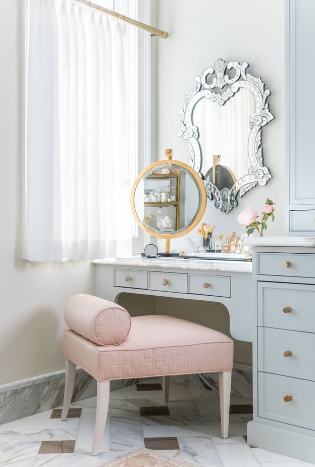 تصميم طاولة مكياج بألوان الباستيل