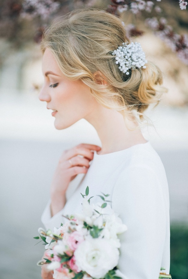 تكثيف وفرد شعر العروس بخلطات عصير البصل وزيت الزيتون