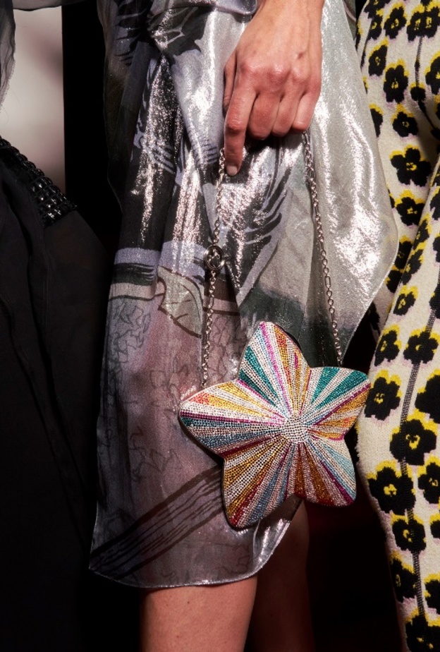 حقائب يد ملوّنة ستزيّن إطلالتك هذا الصيف