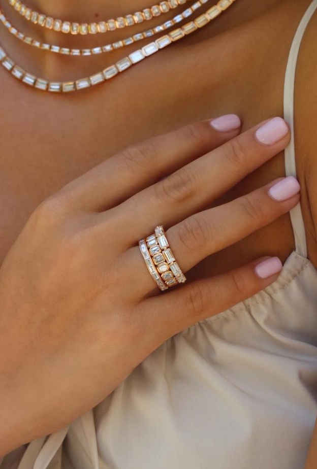 خاتم EMERALD CUT DIAMOND BEZEL من Anita Ko