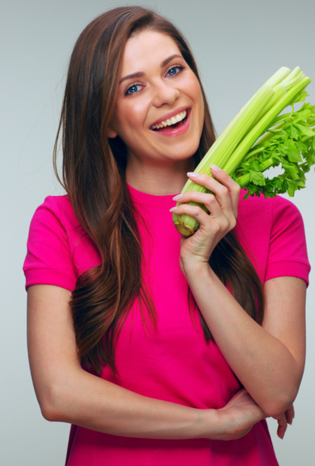 لماذا يجب على النساء الإكثار من تناول الكرفس