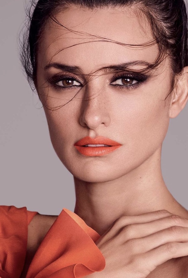 رسمات كحل لتكبير العين بطريقة السموكي بأسلوب بينيلوبي كروز - الصورة من حسابها على انستغرام