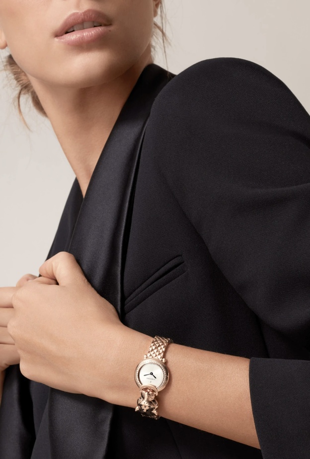 ساعات نسائية مميزة بميناء ذهبي