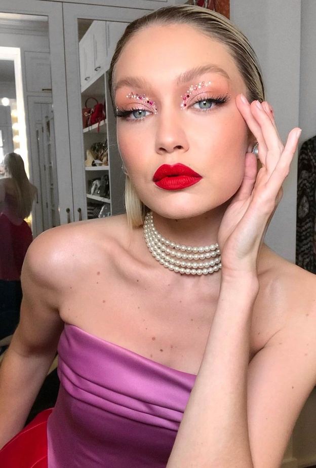 تعلّمي تطبيق أبرز الصيحات الجمالية البراقة بأسلوب جيجي حديد لسهرات صيف 2022