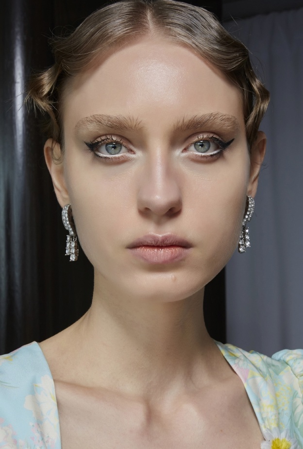 طرق رسم الايلاينر البيضاء مع اللون الاسود من وحي Markarian