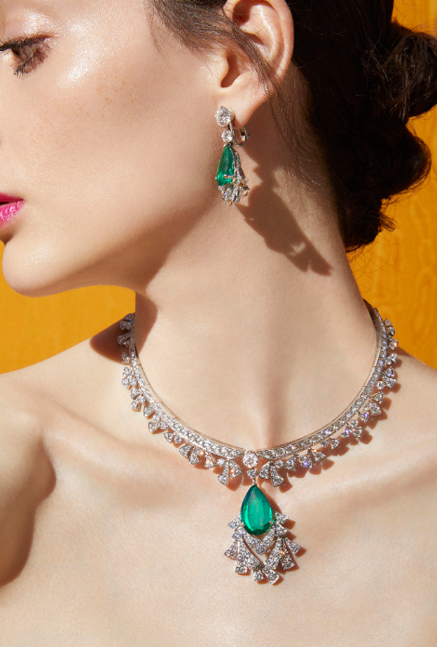 عقد باروكو بريشس فيذرز المرصع بالزمرد وأحجار والألماس