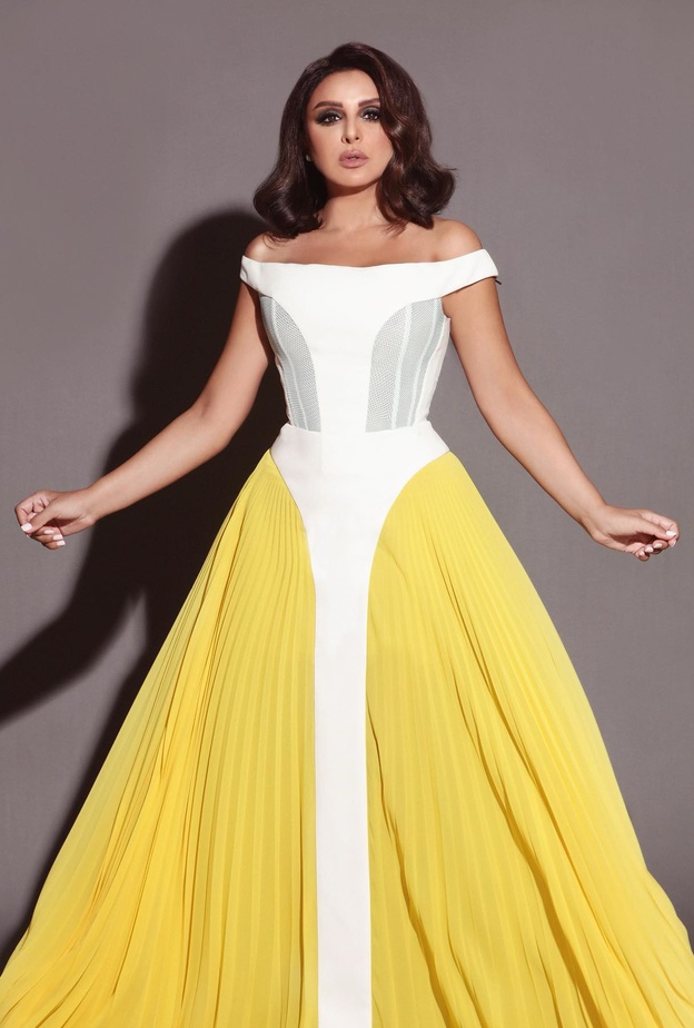 فساتين خطوبة بأكمام منسدلة انستقرام@anghamofficial