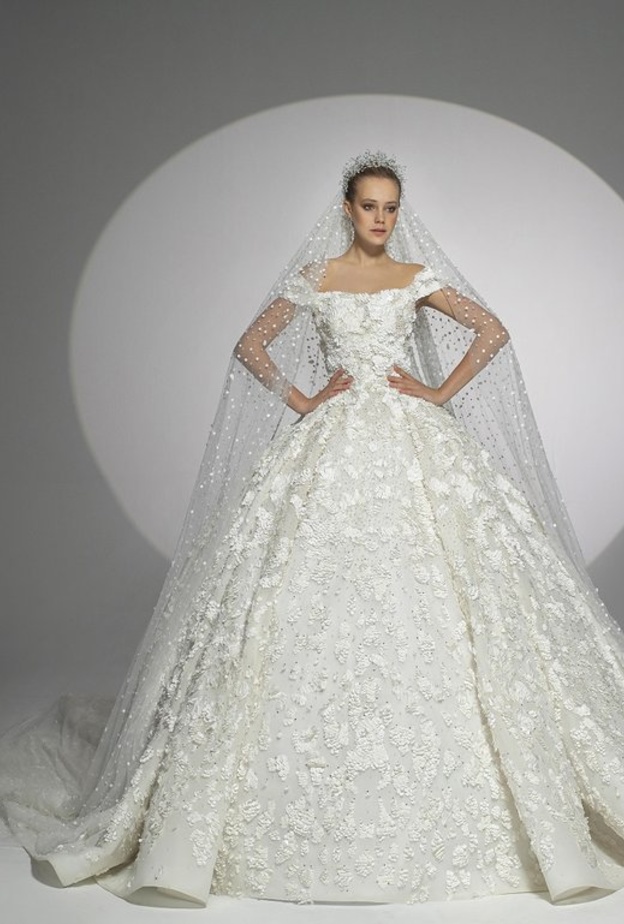 المصمم نجا سعادة لـ"هي": لكلّ فستان حكاية... وقلبي مع الأسود والأحمر