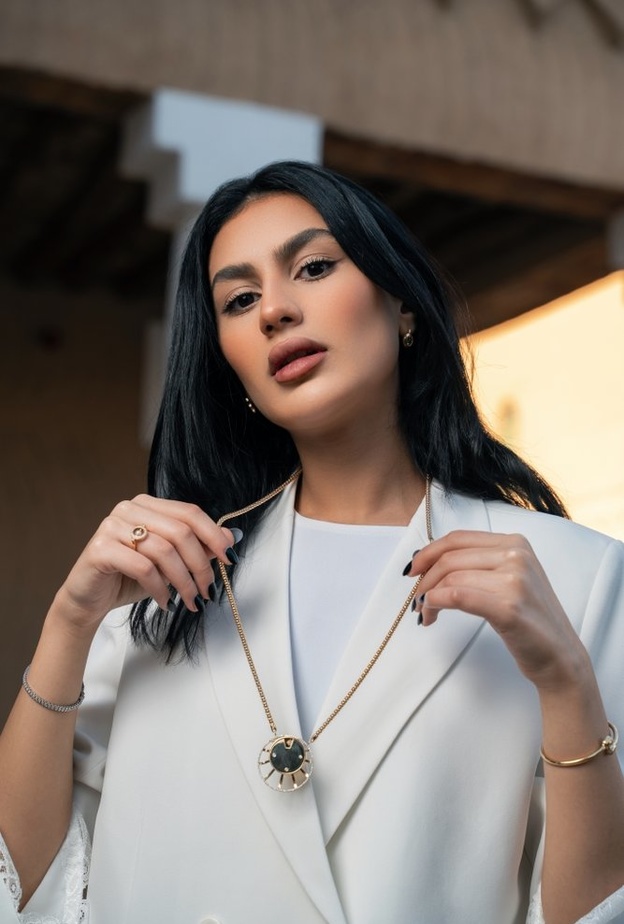 قطعة مستوحاة من عجلة المياه السعودية من مجموعة دلال للمجوهرات