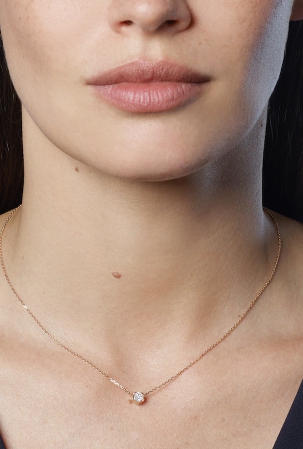 قلادات ذهبية مرصعة بالألماس من دار شوميه