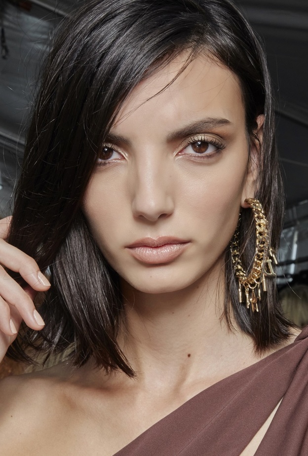 تسريحات شعر عصرية تناسب صاحبات الشعر الخفيف من الأمام