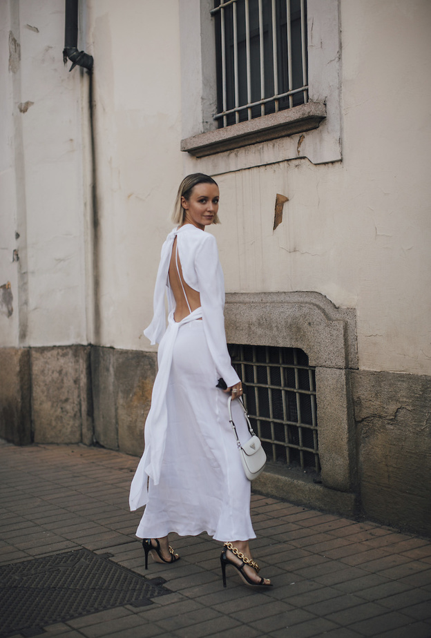 موديلات فساتين بيضاء ناعمة لاطلالتك الصيفية 