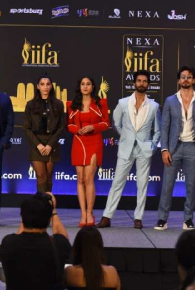 نجوم بوليوود يصلون إلى أبو ظبي لحضور حفل جوائز الأكاديمية الدولية للفيلم الهندي