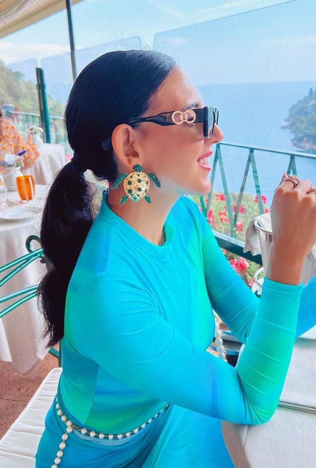 هادية غالب بأقراط السلحفاة