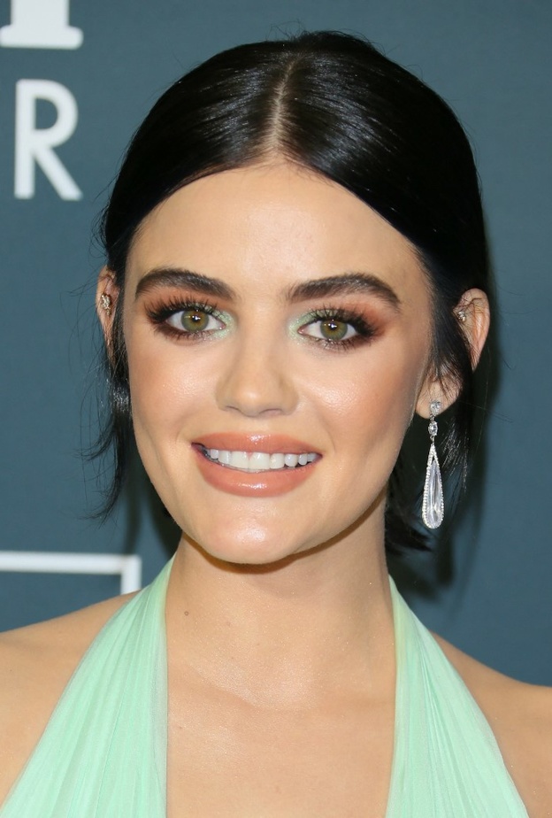 المكياج الملون مفتاح جمالك هذا الصيف استوحي خطواته من Lucy Hale