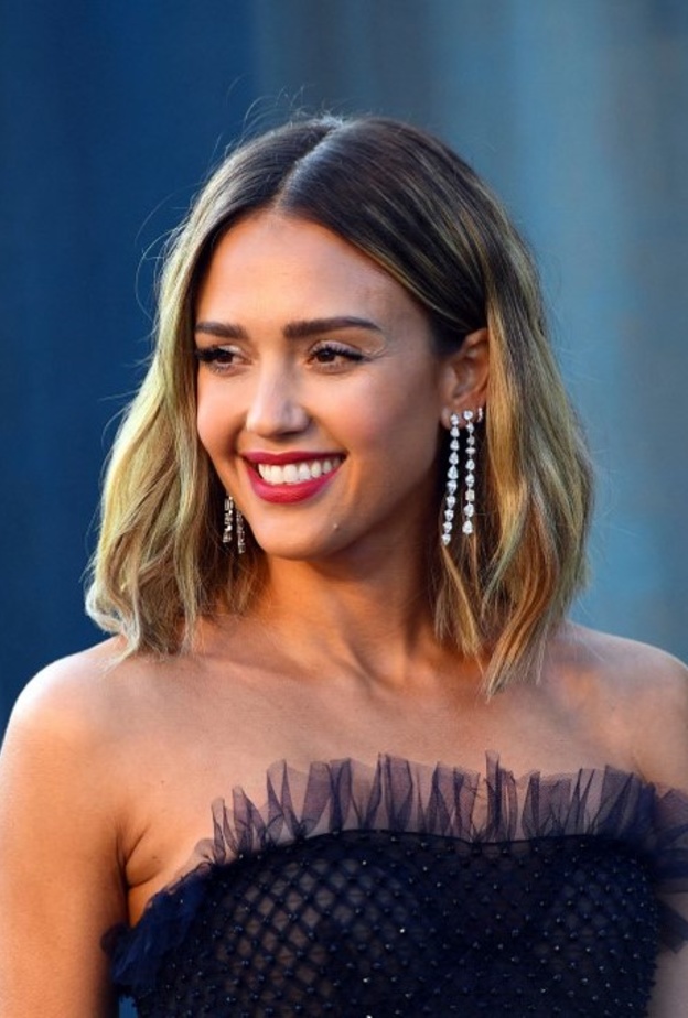 خطوات جيسيكا ألبا بالفيديو لدمج مستحضرات مكياج البشرة بشكل احترافي 2022