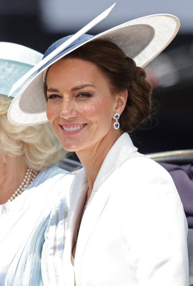 سيدات العائلة المالكة البريطانية بمجوهرات فاخرة