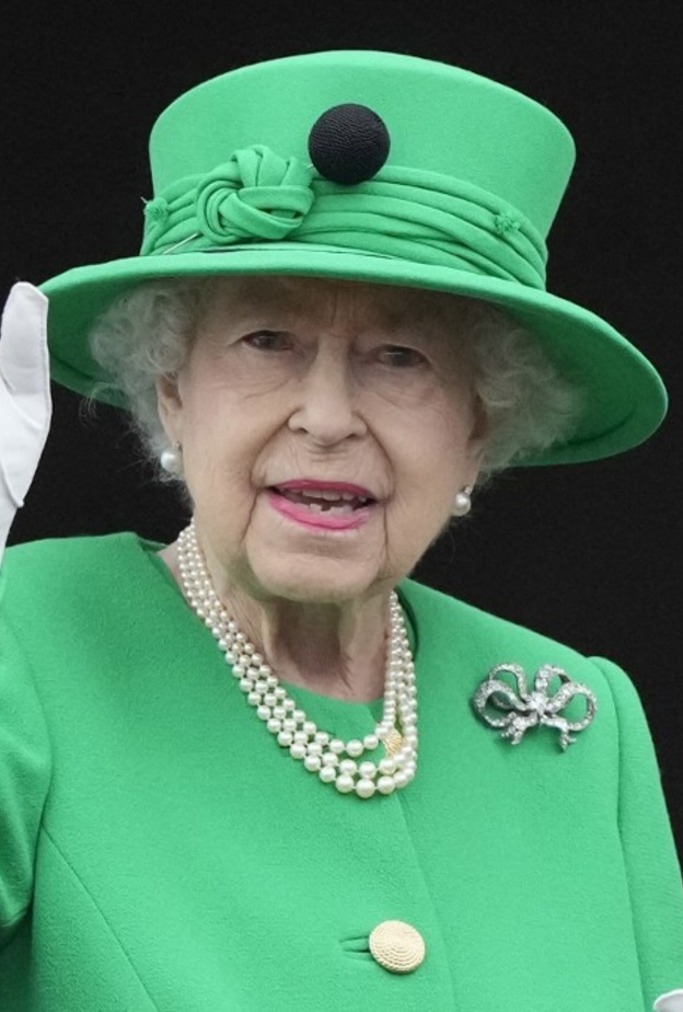 الملكة إليزابيث الثانية ملكة بريطانيا تضع دبوس باللون الأسود لتحية زوجها الراحل الأمير فيليب