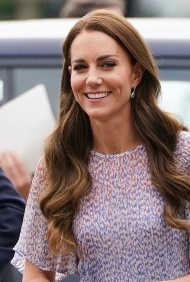 أفكار ملفتة لتطبيق تسريحات شعر ويفي منسدلة بأسلوب كيت ميدلتون 2022