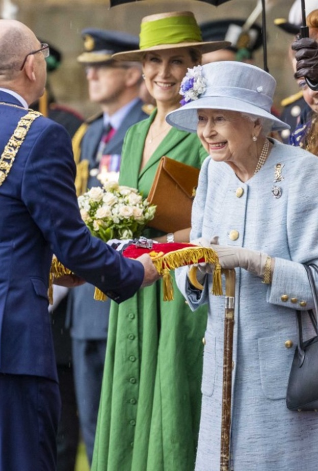 ما هي قصة المفتاح الذي تتسلمه الملكة إليزابيث عند وصولها إدنبرة؟