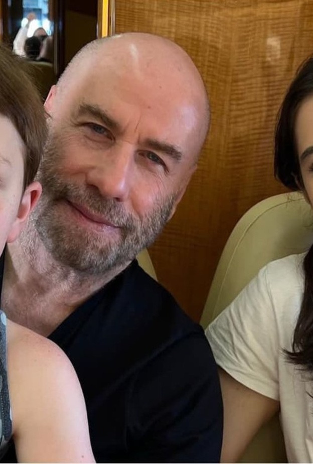 جون ترافولتا وأسرته