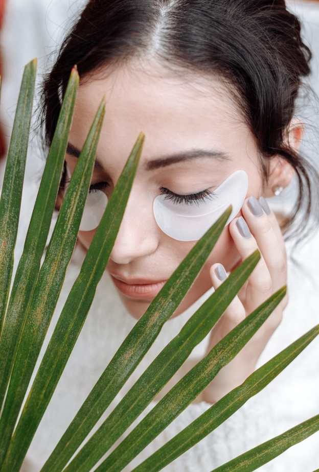 كريمات طبيعية تحت العين لإزالة الهالات السوداء