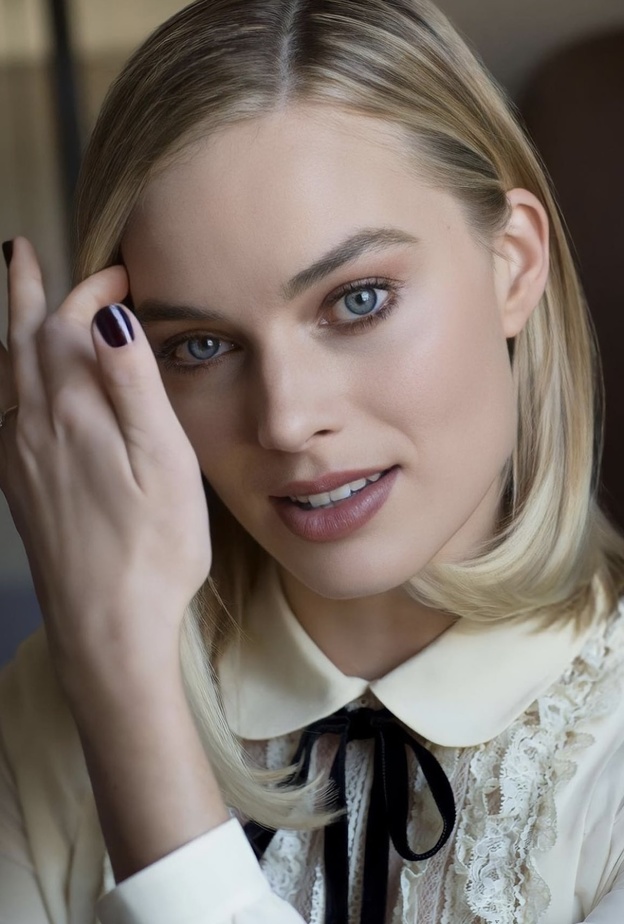 أجدد نغمات ظلال العيون الترابية وخطوات تطبيقها على طريقة مكياج مارغوت روبي - الصورة من حسابها على انستغرام