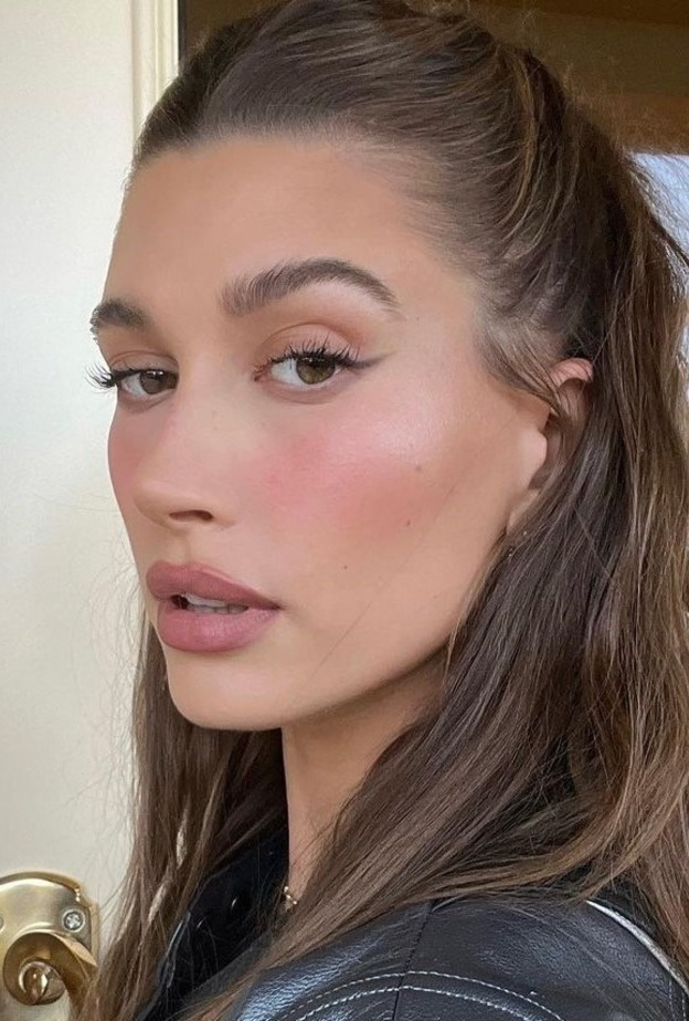 أحدث صيحات تطبيق البلاشر بشكل W على طريقة هايلي بيبر Hailee Bieber - الصورة من حسابها على انستغرام