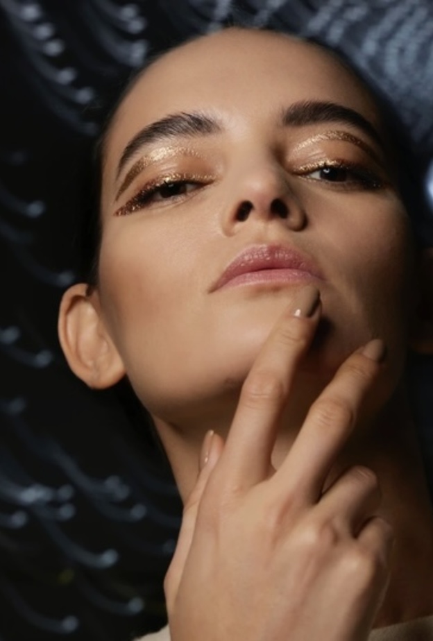 الآيلاينر الغرافيكي يعد موضة مكياج صيف 2022