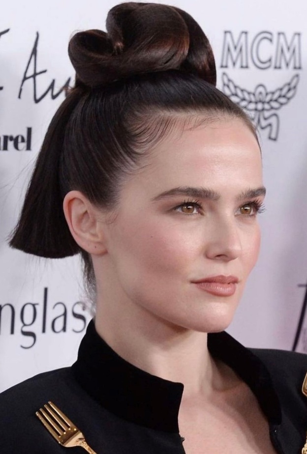 الكعكة العالية و تسريحات شعر راقية للعيد بأسلوب Zoey Deutch