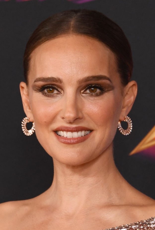 صيحات المكياج السموكي البرونزي بالخطوات بأسلوب ناتالي بورتمان