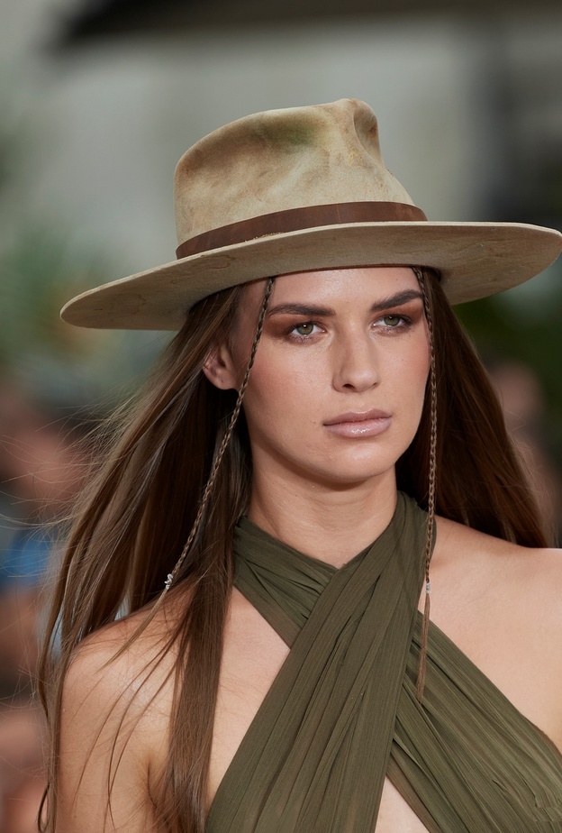 تسريحات شعر الضفائر مع قبعات الدائرية لصيف 2022