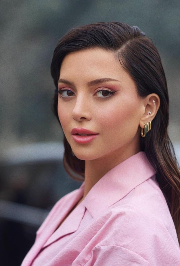 تسريحات شعر مبللة وريترو بأسلوب نتالي فنج