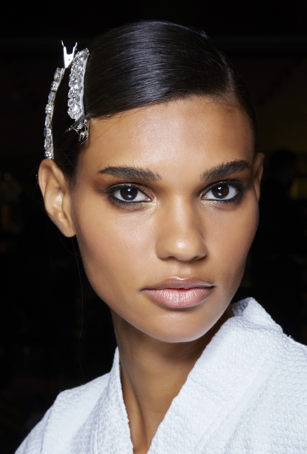 تسريحات شعر مع اكسسوارات الدبابيس البراقة من دار Tom Ford