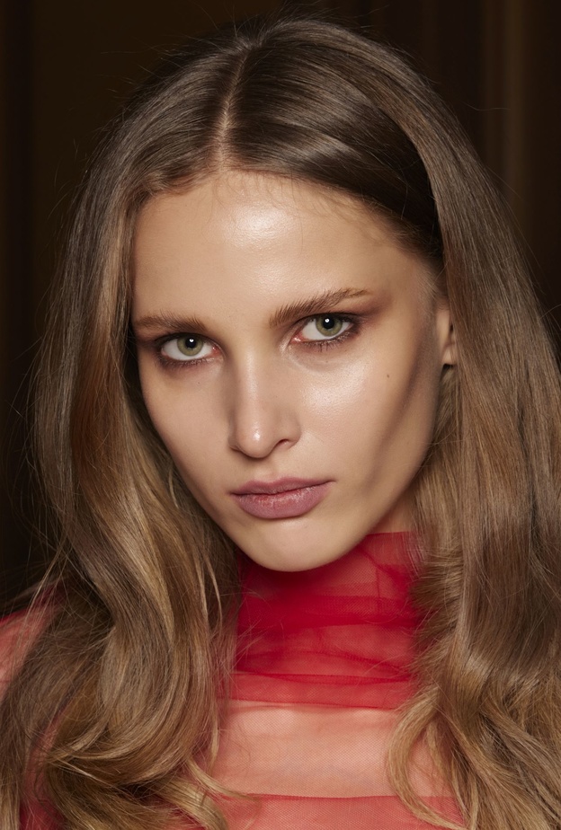 تطبيق كونتورينغ العين لتكبير رسمة العين بالمكياج الطبيعي