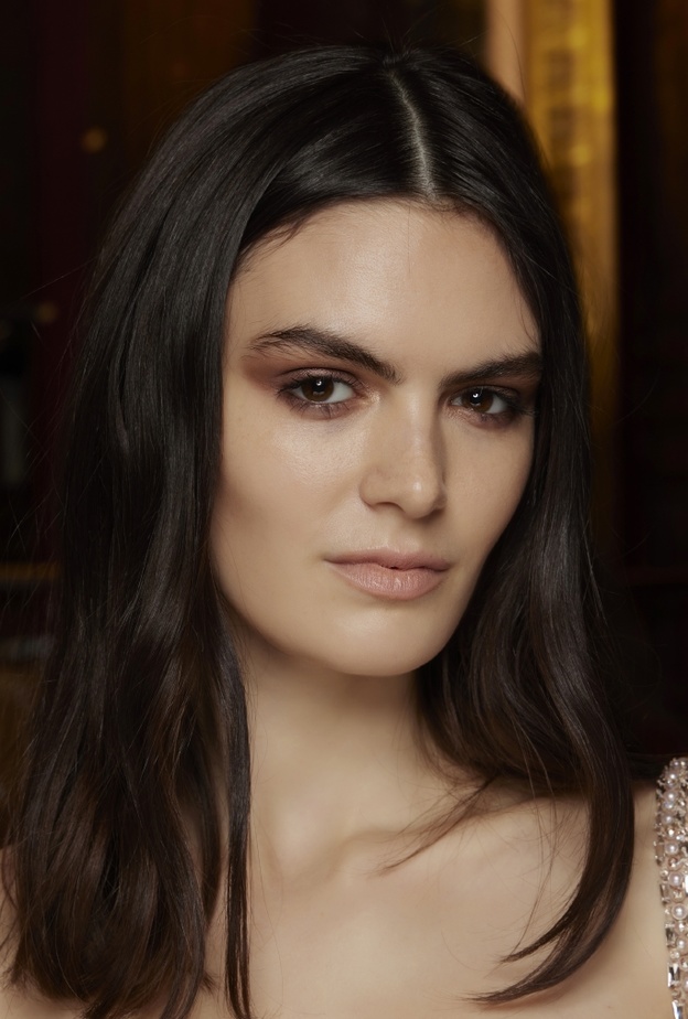 تطبيق مكياج نيود على طريقة عروض Murad