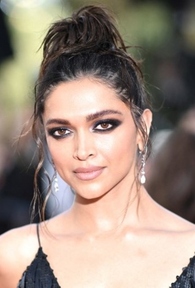 خطوات تطبيق ظلال العيون لمكياج سموكي للبشرة الحنطية بأسلوب ديبيكا بادكون