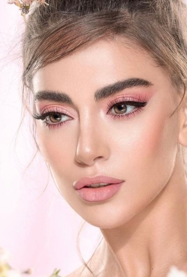 أساليب جديدة بالمكياج لمناسبات صيف 2022