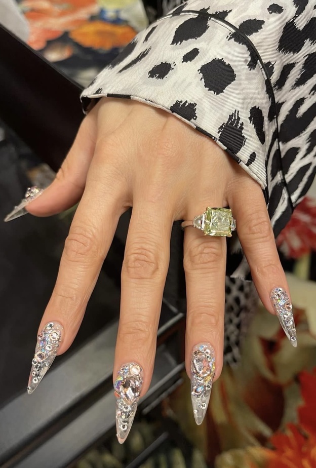 صيحة الماس على الأظافر  مع جينيفر لوبيز - الصورة من حساب Tom Bachik على انستغرام