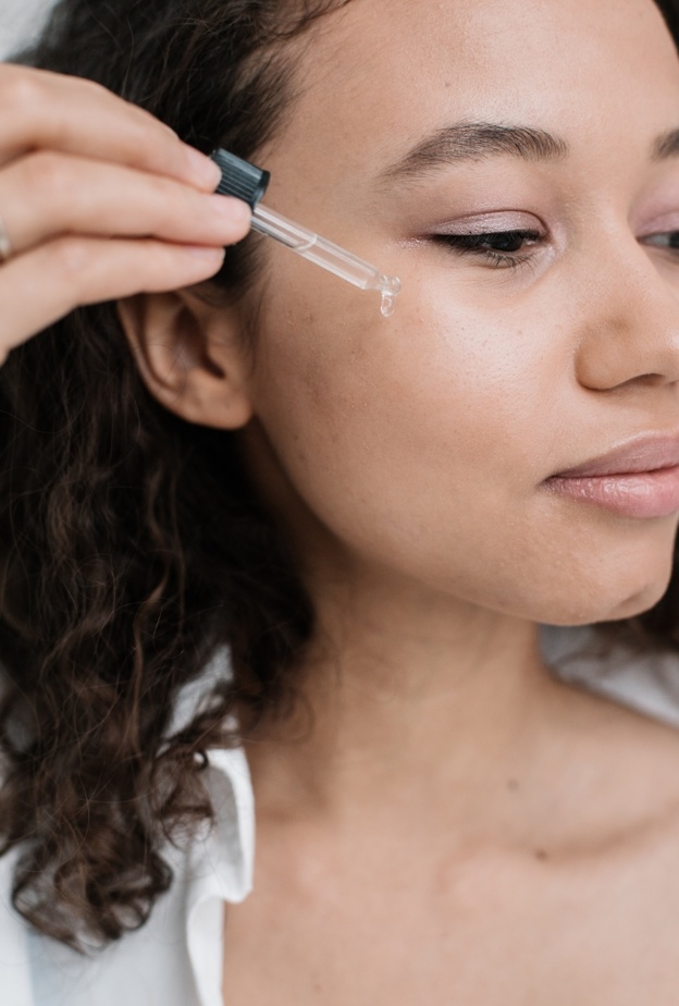 طرق عمل سيروم طبيعي من الزعفران للحصول على بشرة نضرة