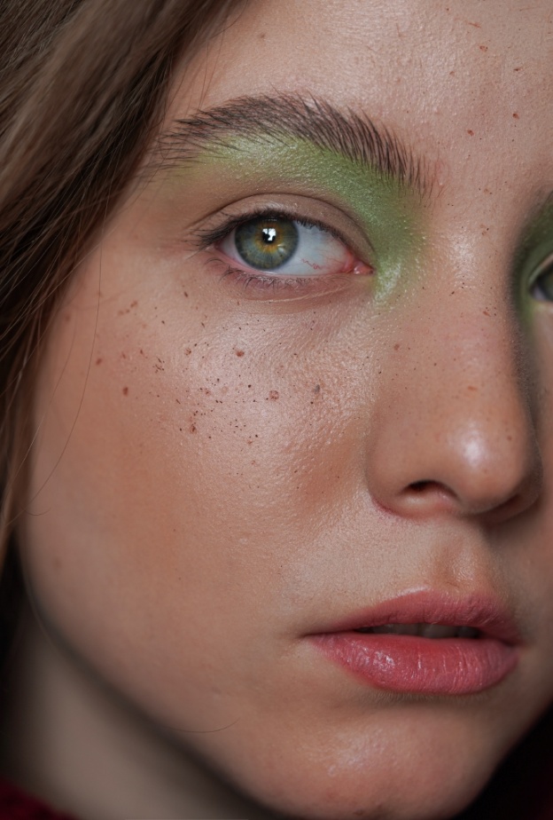 طريقة وضع ظلال عيون ملون موضة هذا الصيف بالخطوات