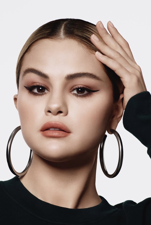 كونتورينغ حول العين على طريقة مكياج سيلينا غوميز بالخطوات - الصورة من حسابها على انستغرام